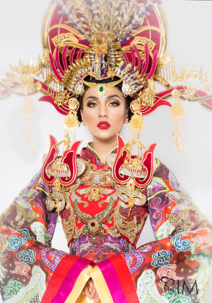 Võ Hoàng Yến cũng từng diện một bộ áo dài khủng với họa tiết cầu kì và phom dáng quen thuộc với thiết kế 'Bạch lộ liên hoa'.