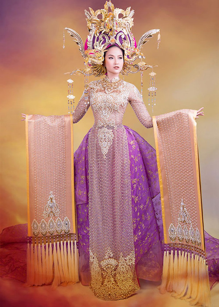 Khánh Ngân cũng đã từng diện một thiết kế với phom dáng na ná mẫu 'Bạch lộ liên hoa'.