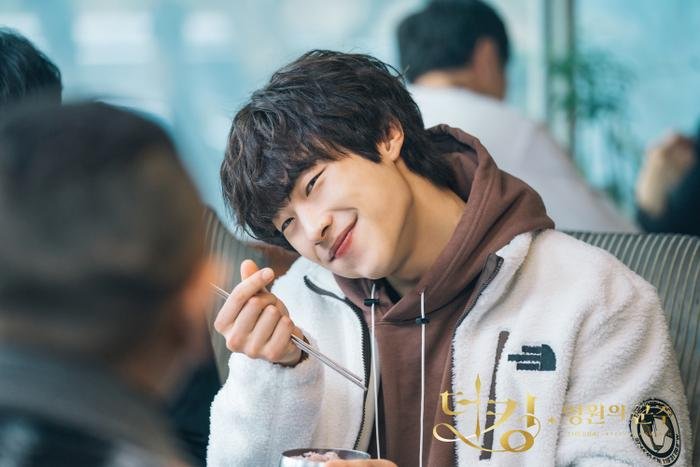 Lee Min Ho ôm áp, tiễn Woo Do Hwan nhập ngũ: Vẫn không thoát khỏi vai diễn 'Quân vương bất diệt' Ảnh 3