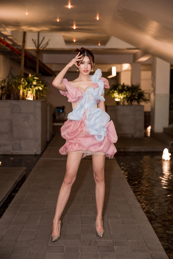 Quỳnh Châu khoe nhan sắc xinh đẹp cùng vóc dáng gợi cảm.