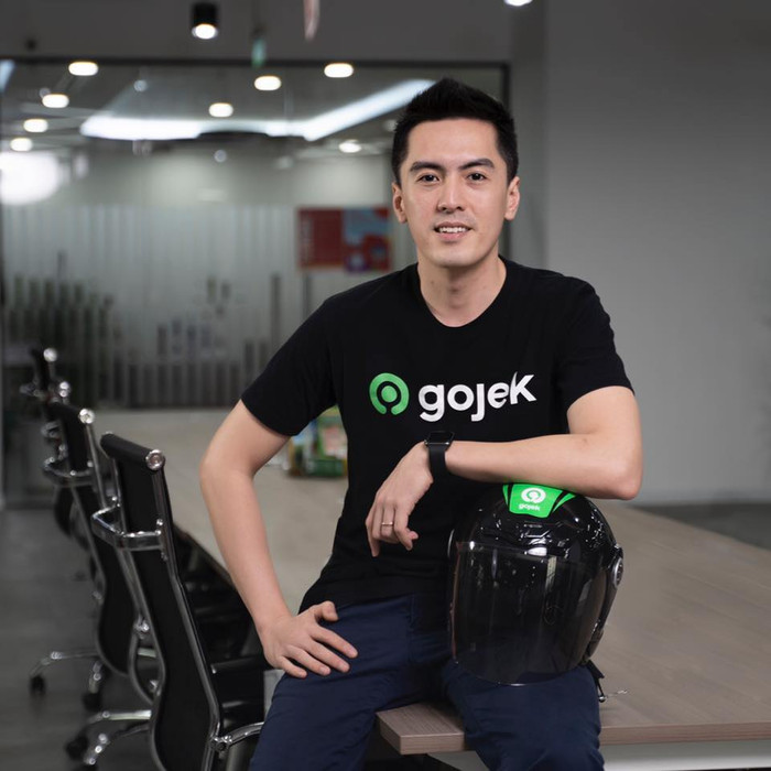 Ông Phùng Tuấn Đức trong đồng phục Go-Jek. Ảnh: FBNV