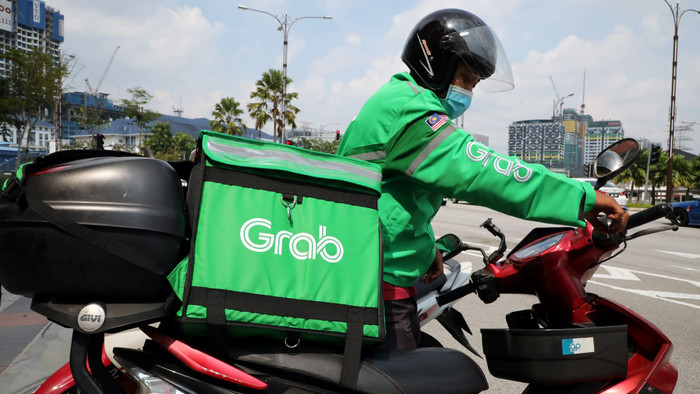 Grab và Go-Jek đang xây dựng hình ảnh siêu ứng dụng đa dịch vụ. Ảnh: Nikkei