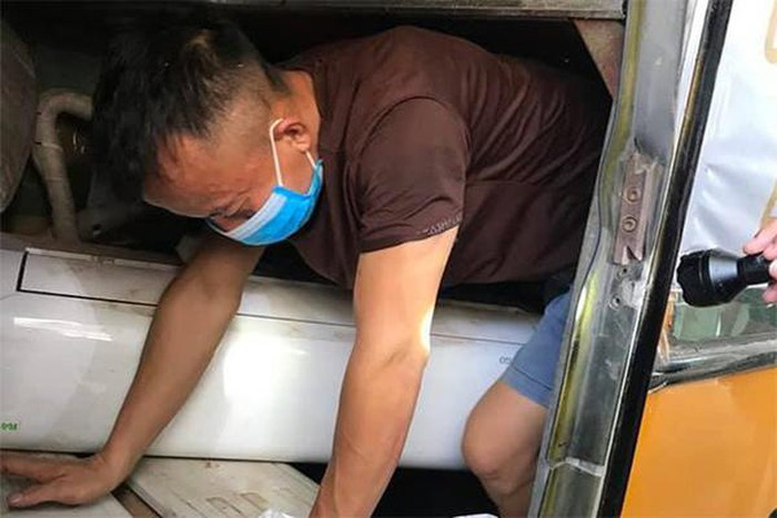 Người đàn ông chui hầm xe khách qua cửa khẩu nhằm tránh kiểm tra y tế và cách ly tập trung. Ảnh: VietNamNet