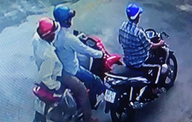 Hai đối tượng giả làm người thân chở nạn nhân rồi trộm xe máy. Ảnh: Báo Công an nhân dân