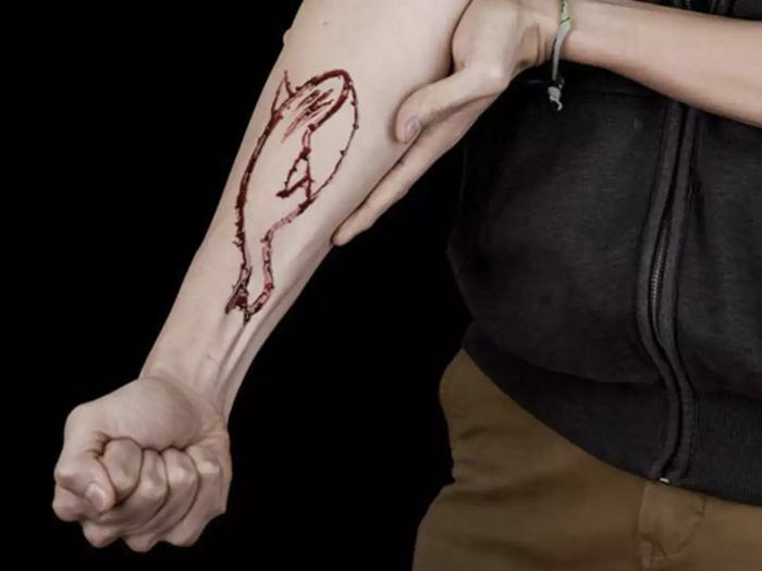 Một người trẻ tại Nga từng dùng dao lam rạch lên tay để tạo hình cá voi xanh để thực hiện theo thử thách. (Ảnh: Gadgetsnow)