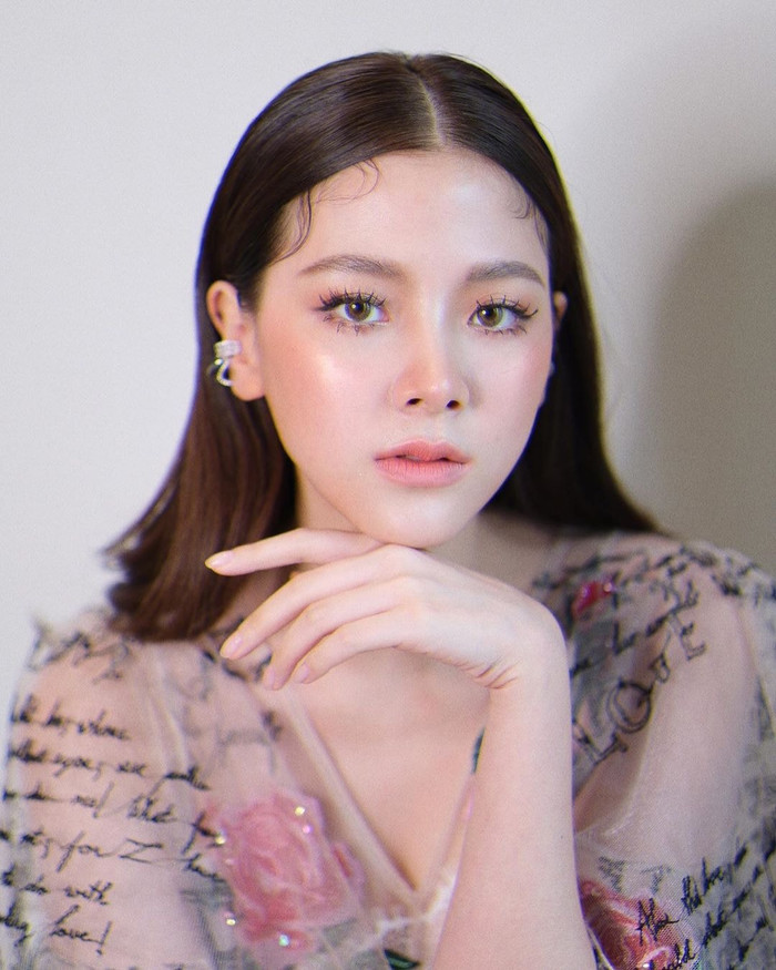 Trong khi rất nhiều người từng bị chê không tiếc lời với kiểu chuốt mi như chân nhện thì Baifern lại được khen nức nở