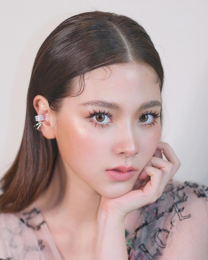 Ngoại trừ đôi mắt được chuốt mi chân nhện đầy nổi bật thì tổng thể gương mặt của Baifern được trang điểm khá nhẹ với tông hồng&nbsp;