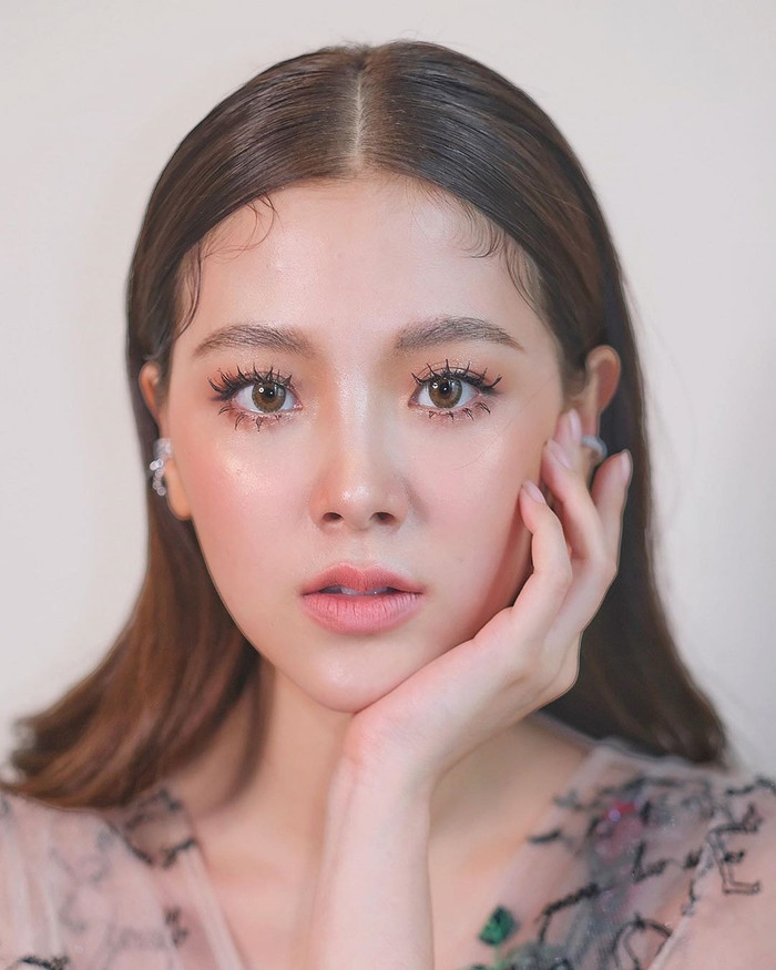 Nhờ có kiểu chuốt mi này mà mắt của Baifern vốn đã to tròn nay lại càng to hơn, trông cô không khác gì một nàng búp bê xinh đẹp