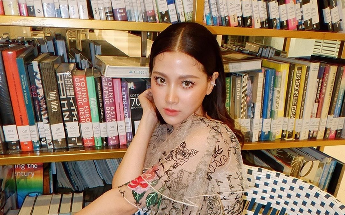 Mỹ nhân 'Chiếc lá cuốn bay' Baifern Pimchanok hút fan với kiểu chuốt mi chân nhện Ảnh 2