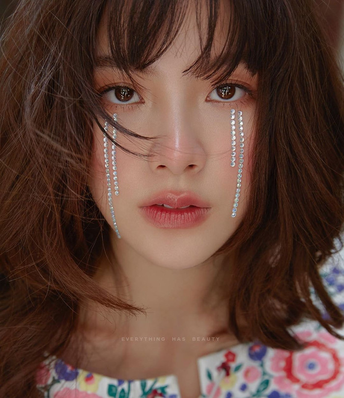 Kiểu chuốt mi chân nhện không phải là lần đầu tiên, Baifern thử nghiệm với kiểu trang điểm lạ mắt