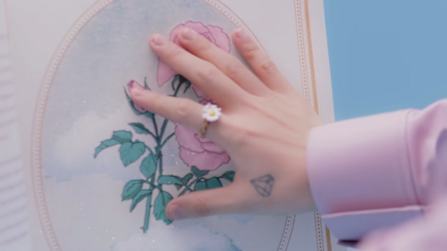 Ngoài ra, chiếc nhẫn hoa cúc cùng một bộ cũng đồng thời được trưng dụng. 