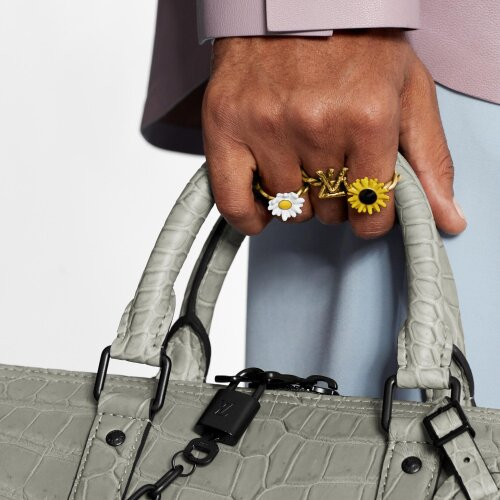 Được biết, đây là một mảnh trong set LV Gardening set of Three rings của nhà mốt Louis Vuitton. 