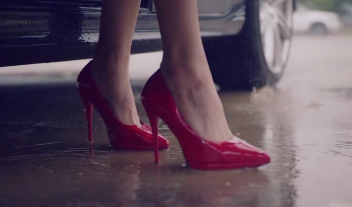 Đôi cao gót đỏ của Prada khiến các chị em mê mẩn nhìn vào là chỉ muốn sắm cho mình một đôi