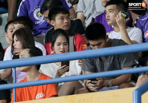 Huyền My ngồi cạnh Nhâm Mạnh Dũng trên khán đài. Ảnh: Sport5