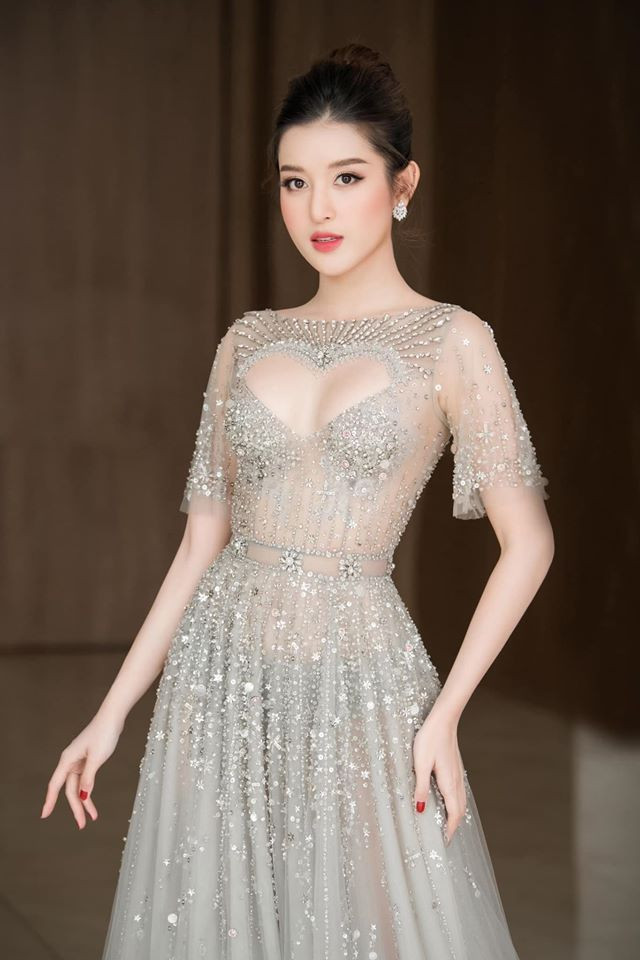 Làn da trắng đi cùng chất vải lưới xuyên thấu, đính hạt mong manh, Á hậu Huyền My khiến bao người chẳng thể rời mắt ngắm nhìn. 