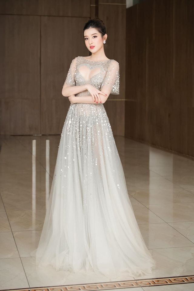 Sở hữu nét đẹp nhẹ nhàng, trong veo, thật không khó hiểu vì sao Huyền My luôn là cái tên được nhiều fan sắc đẹp yêu thích. 