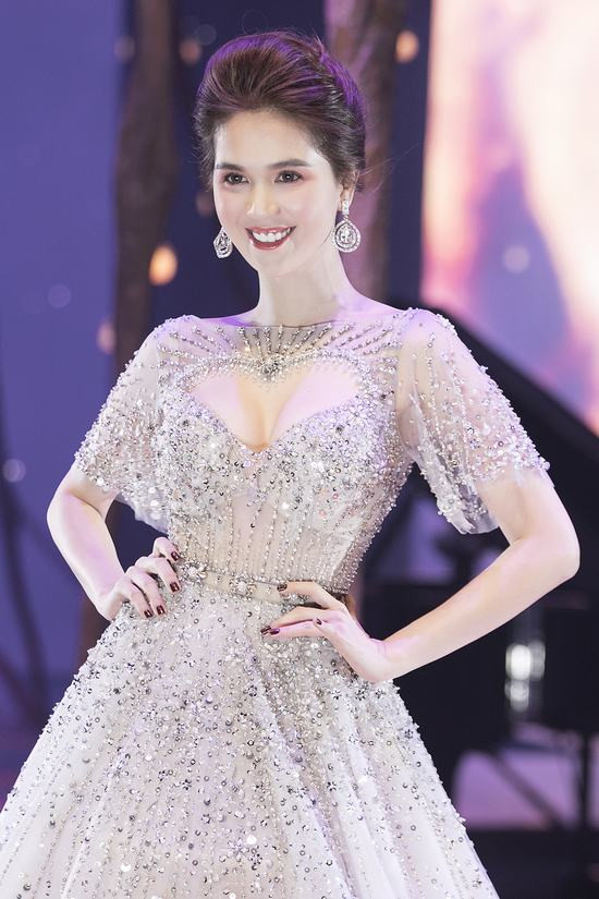 Cô chọn để kiểu tóc bới cao, làm tăng vẻ sang trọng, quý phái. 
