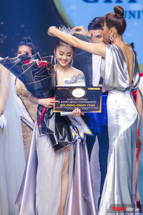 Bích Thảo giành được danh hiệu Á khôi tại cuộc thi “Miss University” trường ĐH Gia Định