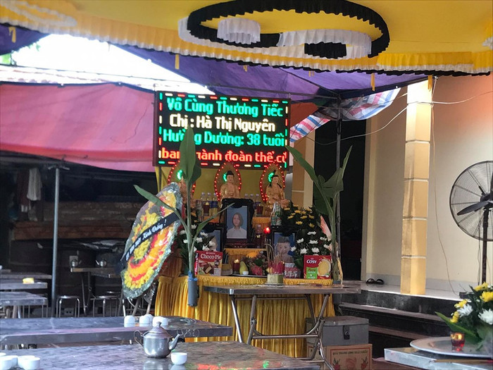 Người thân lo tang lễ cho các nạn nhân.