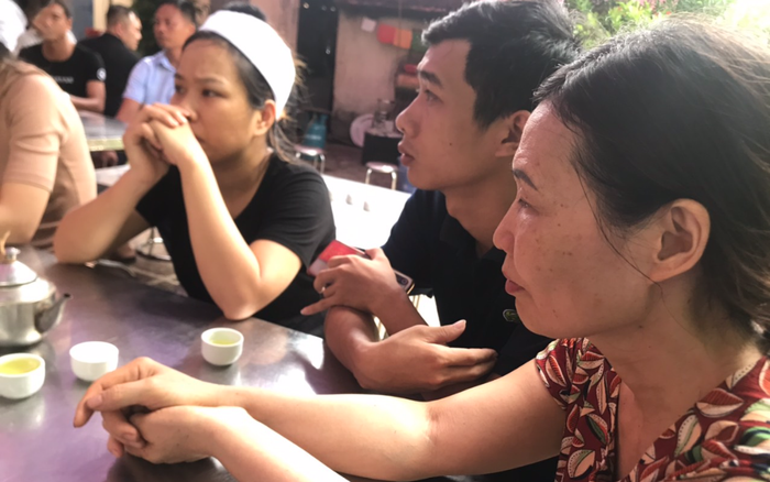 Người thân đau đớn trong đám tang 3 mẹ con buộc chặt trên sông Thương: 'Hai đứa bé đẹp và ngoan lắm' Ảnh 2