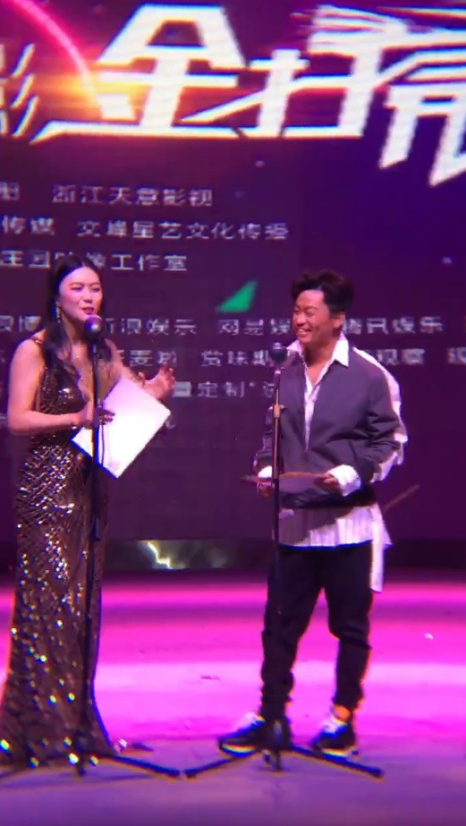 Vương Bảo Cường đảm nhận vai chính kiêm đạo diễn trong 'Đại náo Thiên Trúc'. Bộ phim vấp phải sự chỉ trích kịch liệt từ khán giả.