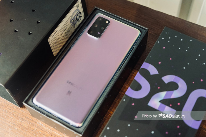 Là phiên bản đặc biệt dành cho fan BTS, do đó hộp đựng của chiếc điện thoại này được thiết kế hoàn toàn khác biệt so với phiên bản thông thường. Ngay từ ngoài vỏ hộp, người nhìn dễ dàng nhận thấy được lỗ đục 7 trái tim, tượng trưng cho 7 thành viên nhà Big Hit. Ở bên dưới vỏ hộp là dòng chữ S20 với màu tím nổi bật.