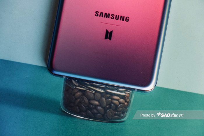 Galaxy S20+ BTS Edition cũng trang bị con chip chip Exynos 990, đi kèm dung lượng RAM 8GB, bộ nhớ trong 128GB, pin 4,500 mAh hỗ trợ sạc nhanh 25W. Máy khởi chạy hệ điều hành Android 10 với giao diện người dùng OneUI 2.1.