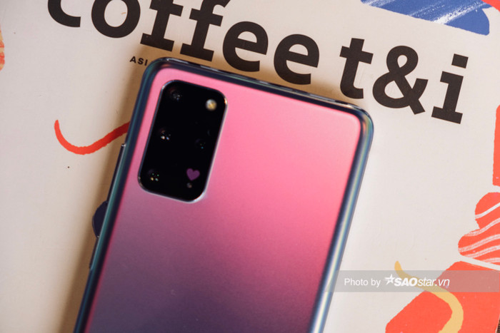 Một thay đổi nho nhỏ đáng chú ý khác trên phiên bản Galaxy S20+ BTS Edition này là sự xuất hiện của biểu tượng trái tim nhỏ xinh nằm gần kề camera phía dưới.