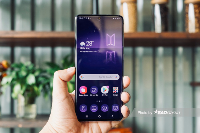 Phím Home trên Galaxy S20+ BTS Edition có hình lục giác, các icon đều được làm lại kiểu vẽ tay. Những ứng dụng hệ thống như gọi điện, tin nhắn, máy tính, … đều được làm mới.