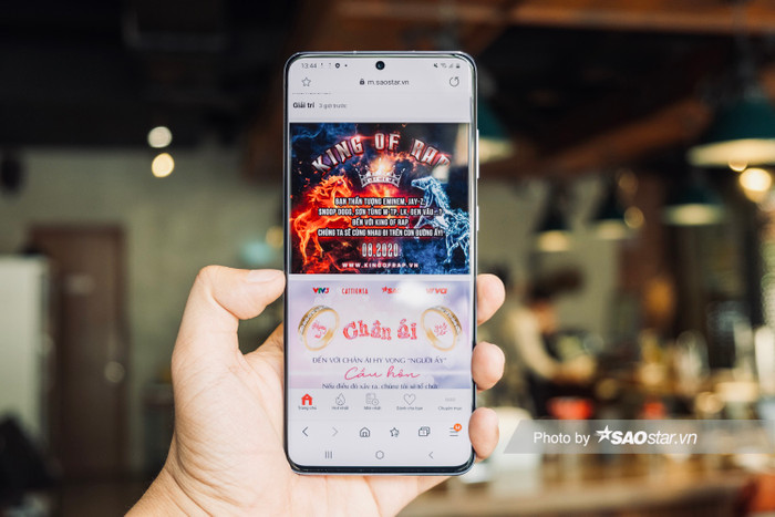 Về cấu hình, phiên bản Galaxy S20+ BTS Edition không có sự khác biệt so với phiên bản Galaxy S20+ tiêu chuẩn. Ở mặt trước, flapship của Samsung vẫn được trang bị màn hình Dynamic AMOLED, có kích thước 6.7 inch, hỗ trợ độ phân giải Quad-HD+ (3,200 x 1,080 pixel) và tần số quét 120Hz.