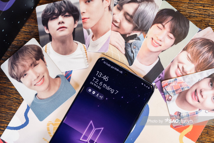 Ở giao diện màn hình khóa của thiết bị, người dùng có thể quan sát được 7 ngôi sao lấp lánh ở phía bên trên tượng trưng cho 7 thành viên của BTS.