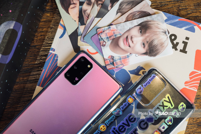 Đáng chú ý, khi thay đổi góc độ, người dùng có thể thấy máy chuyển sang một màu sắc khác như hồng...