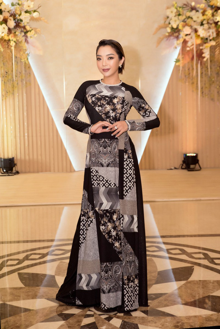Phương Anh thon thả trong tà áo dài họa tiết hình học độc đáo Ảnh 3