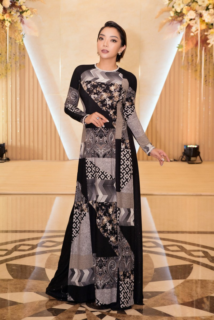 Phương Anh thon thả trong tà áo dài họa tiết hình học độc đáo Ảnh 6