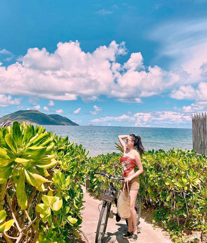 Cùng lấy khăn Hermès làm áo, Bảo Thy còn chung công thức mix cùng quần short, buộc tóc cao như Jennie. Tuy nhiên Bảo Thy có phần rén hơn đôi chút khi chỉ gập khăn làm đôi tạo thành hình tam giác lấp ló eo thon. 