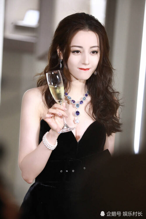 Địch Lệ Nhiệt Ba được khen xinh như búp bê với ảnh selfie mới nhất Ảnh 3