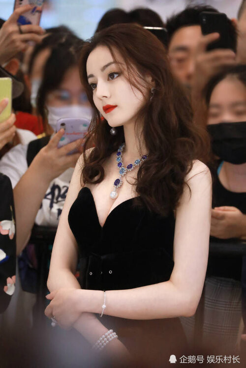 Địch Lệ Nhiệt Ba được khen xinh như búp bê với ảnh selfie mới nhất Ảnh 4