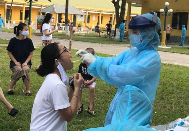 Sau khi tiến hành lấy mẫu xét nghiệm đối với 185 công dân vừa trở về từ nước ngoài, có 14 trường hợp nghi nhiễm COVID-19. Ảnh: Dân Trí