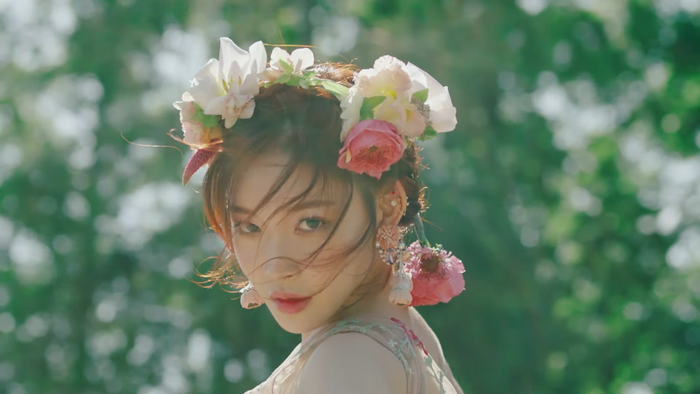 Có thể bạn chưa biết: Cả Chungha và Sơn Tùng M-TP đều đang 'mê mệt' concept này trong MV comeback... Ảnh 12