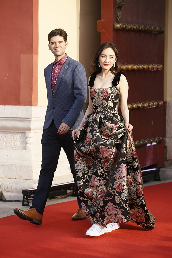 Mỹ nhân Hoa Ngữ thu hút cánh truyền thông khi mang giày thể thao trên thảm đỏ khi mặc cùng bộ váy sang chảnh&nbsp;