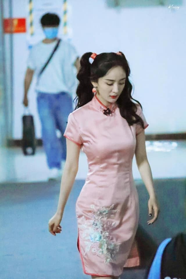 Nhan sắc mặn mà của nữ diễn viên 34 tuổi cùng thân hình đẫy đà lộ rõ khuôn vòng 1 'khủng' trong bộ váy kín đáo&nbsp;