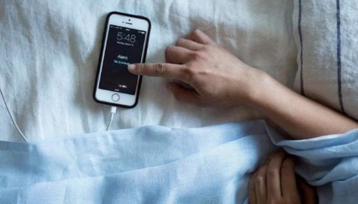 iPhone chỉ cho người dùng 'ngủ nướng' thêm 9 phút bằng nút snooze. Ảnh: The Verge