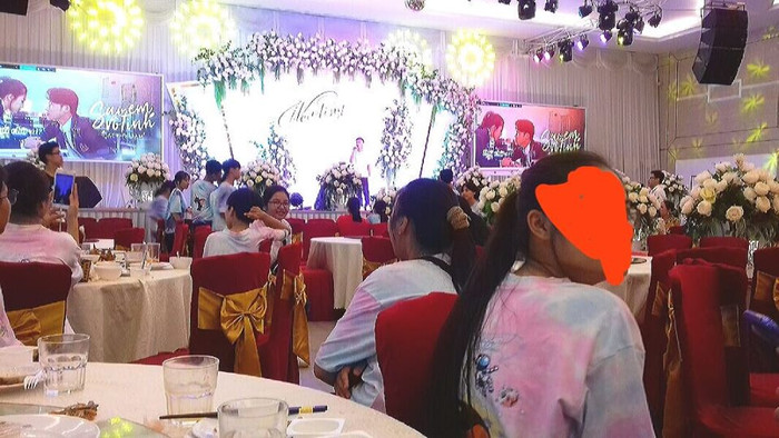 Buổi lễ tổng kết nhìn cứ ngỡ như là tiệc cưới của các cô cậu học trò trước ngày chia tay. Ảnh: Chè Đơ/Group Trường Người Ta