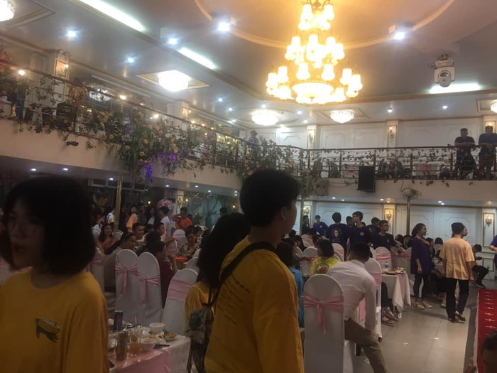 Trường mình còn được trang hoàng cả hoa nữa đây... Ảnh: Kyo Nguyễn/Group Trường Người Ta