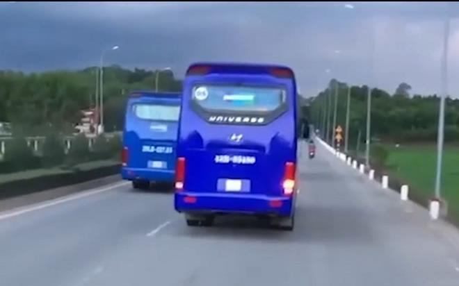 Cản đường xe chữa cháy, hai tài xế bị buộc thôi việc Ảnh 2