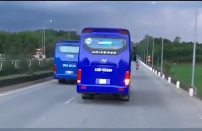 Xe công nhân ngang nhiên 'ngáng đường' xe chữa cháy. Ảnh cắt từ clip