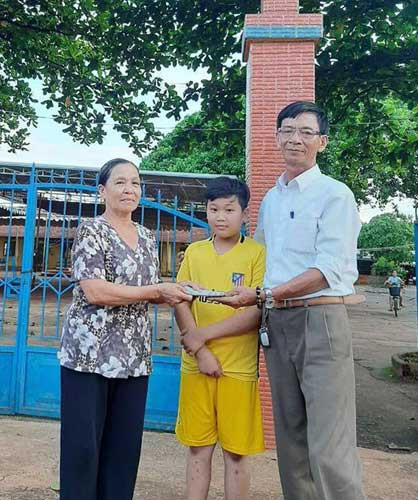 Ông Đặng Duy Đức trao tiền hỗ trợ cho bà nội cháu Nhân