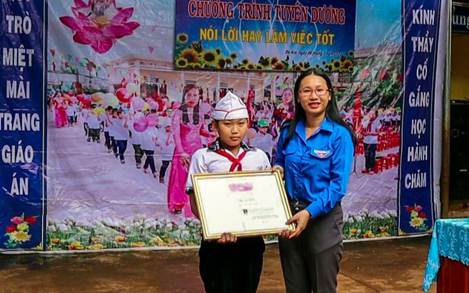 Tuyên dương học sinh nghèo nhặt lại 50 triệu đồng rồi trả lại cho người bị đánh rơi Ảnh 2