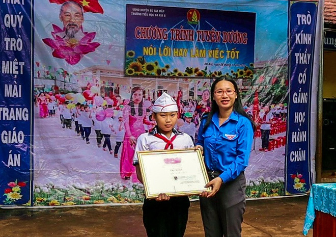 Em Nhân được đại diện Tỉnh đoàn Bình Phước trao tặng giấy khen