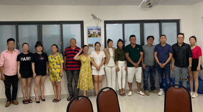 Những người được đưa về trụ sở công an để kiểm tra ma túy. Ảnh: Công an cung cấp